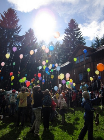 Veranstaltung vor dem Martin-Luther-Heim mit Luftballons